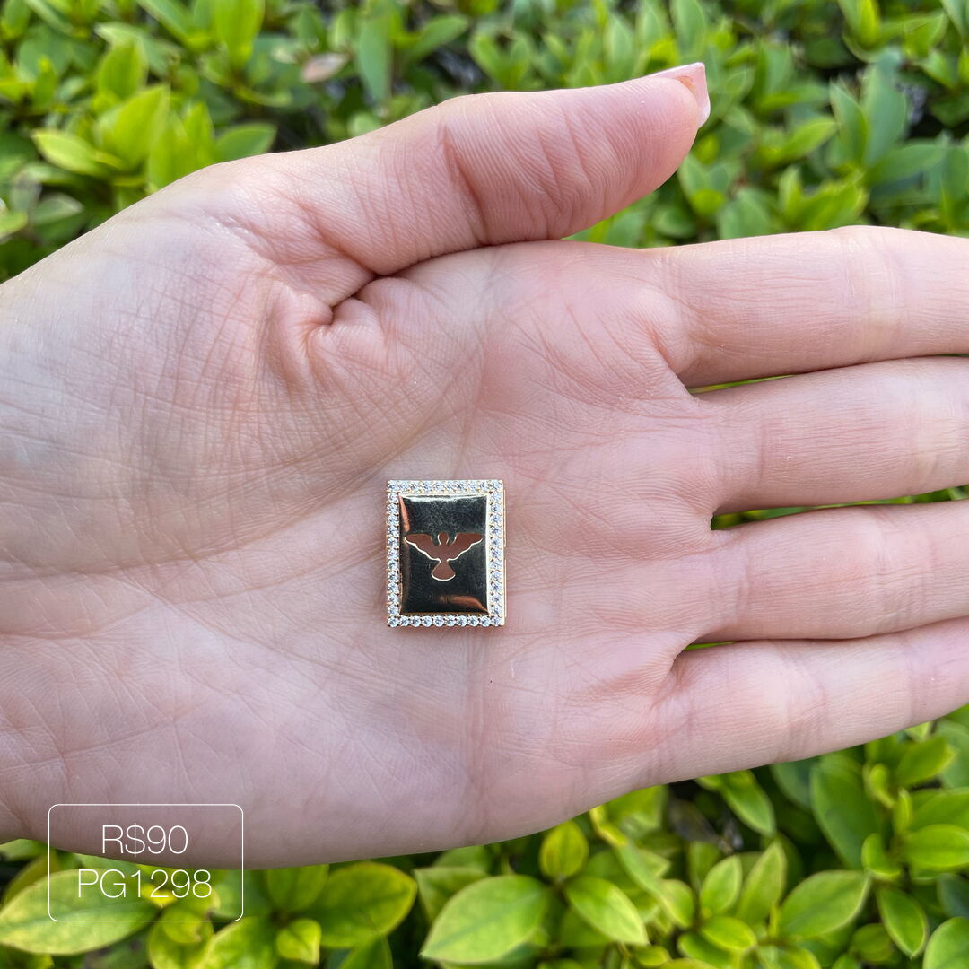 Pingente Quadrado Espírito Santo Cravejado Cristal Dourado